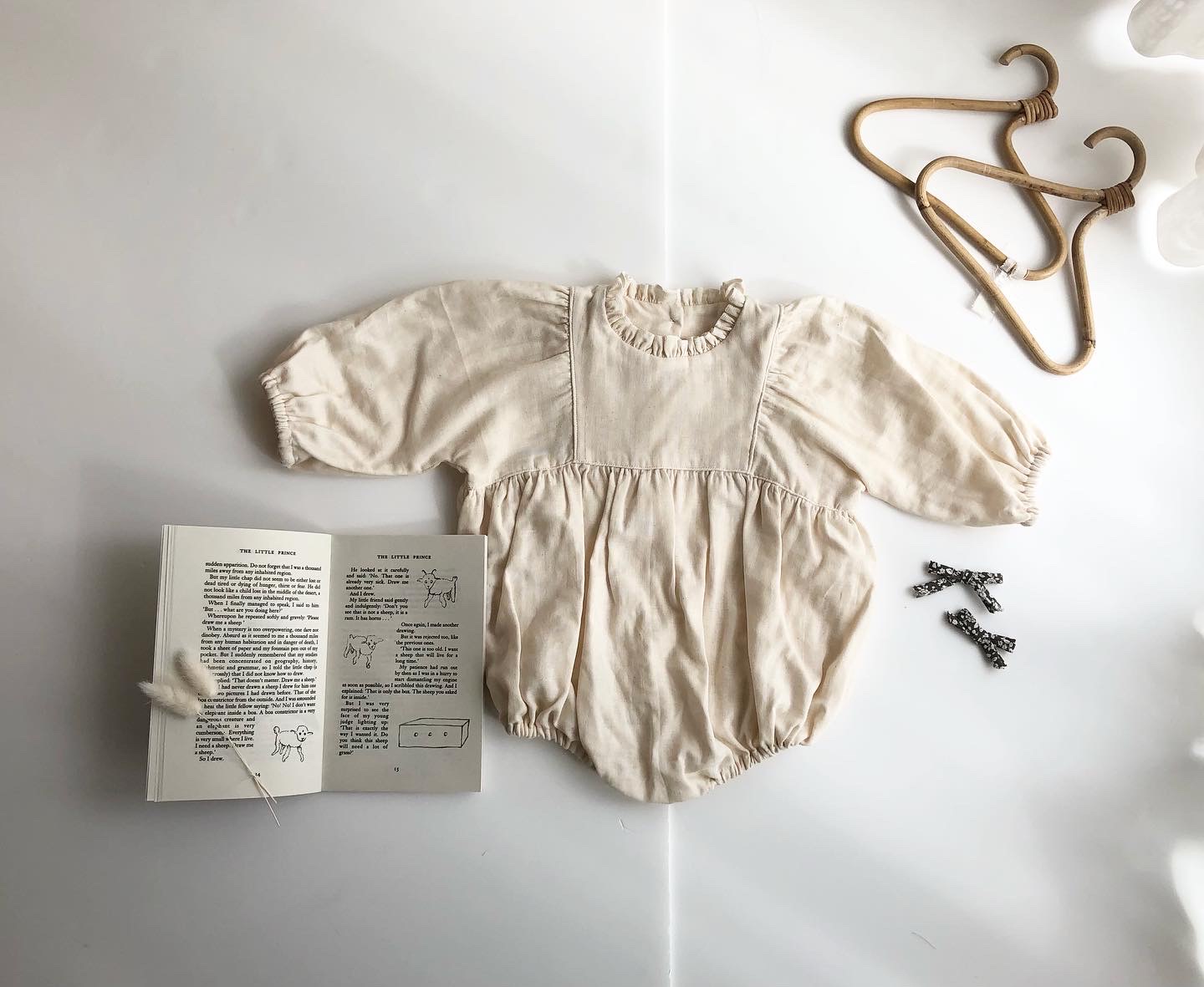 ギャザーたっぷりのベビーロンパース